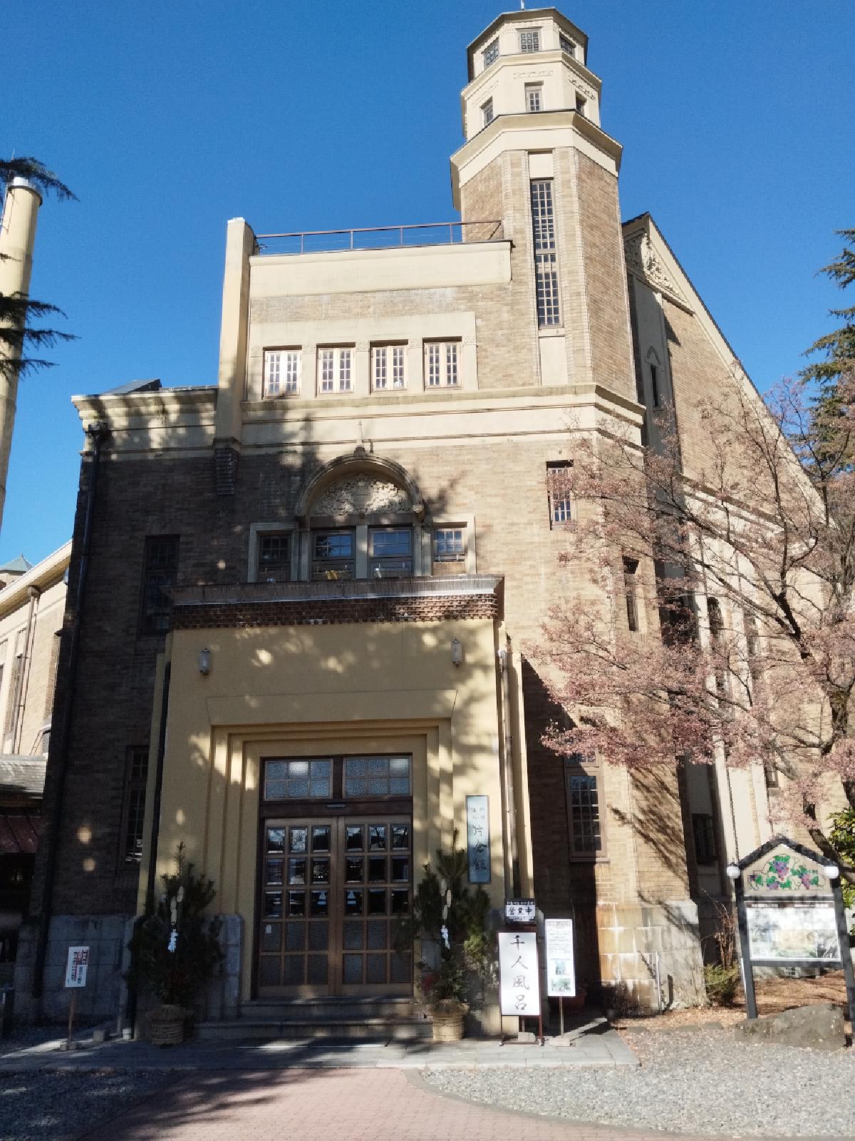 諏訪湖の景色と文化財の洋館風共同浴場——上諏訪温泉（長野県諏訪市）