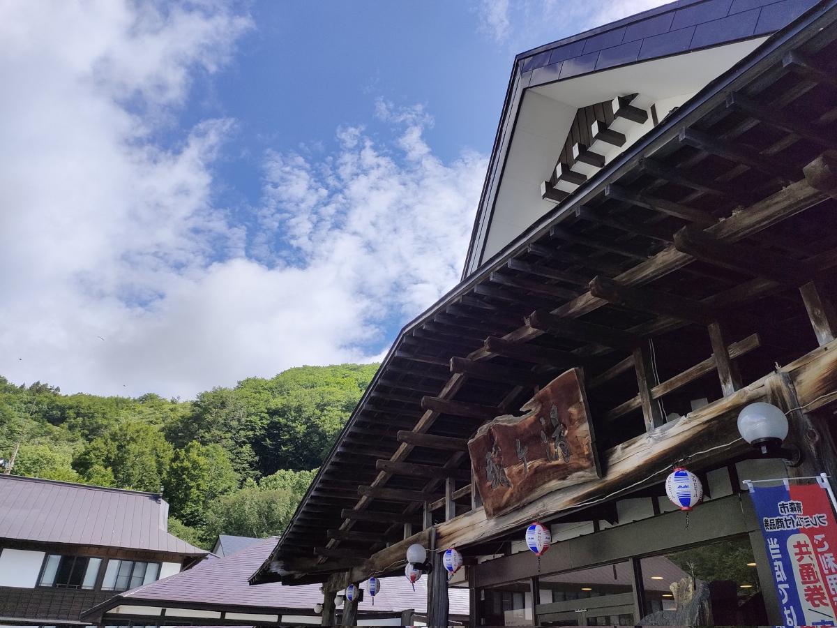 厳粛な静寂に包まれる総ヒバ造りの千人風呂——酸ヶ湯温泉（青森県青森市）