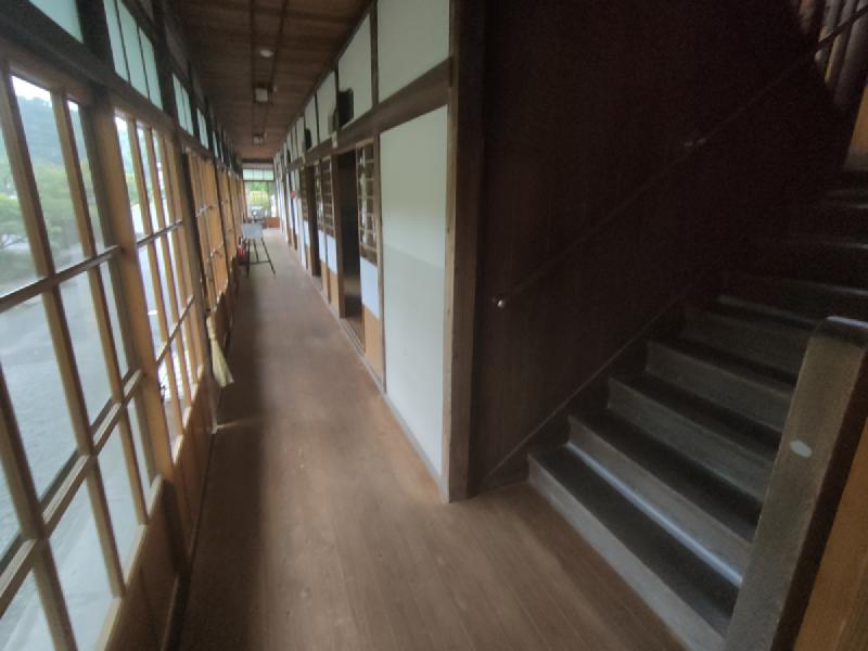 宿泊部屋に向かう廊下
