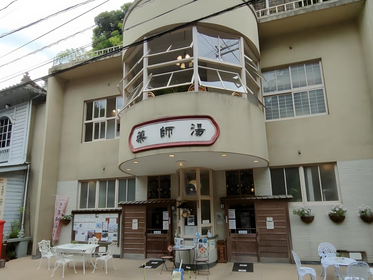 石州瓦の街並みに湧く茶褐色の名湯——温泉津温泉（島根県温泉津町）